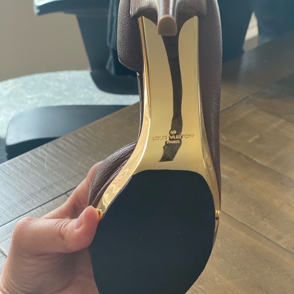 LOUIS VUTTION BROWN LEATHER HEELS - Picture 16 of 16